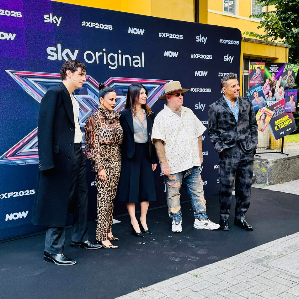 X Factor 2025: Melismelis firma concept creativo e organizzazione della conferenza stampa